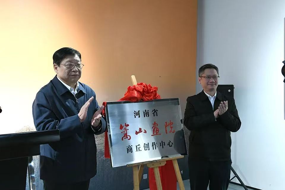 “移山——孟新宇油画作品展”在商丘工学院美术馆举行(图10) “移山——孟新宇油画作品展”在商丘工学院美术馆举行(图10)